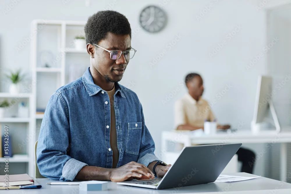 Jeune professionnel travaillant sur son ordinateur